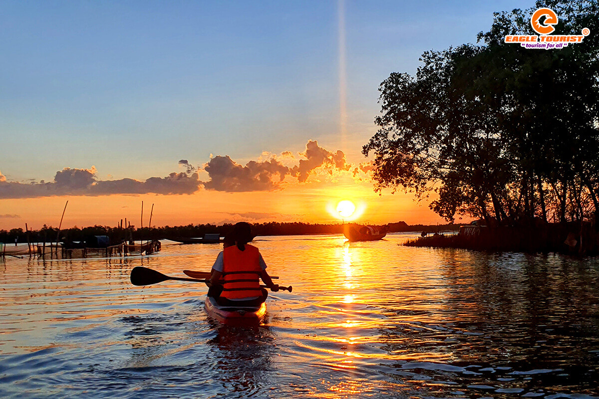 Chèo SUP qua khu vực chợ nổi Ngư Mỹ Thạnh